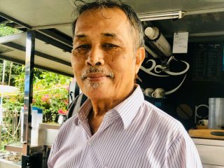Pak Asnir gagal berangkat umrah bulan ini pasca keputusan Arab Saudi melarang ibadah umrah untuk menghindari virus corona (covid-19).