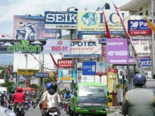 Satpol PP Kota Medan Bidik Reklame Menempel (ft : tbst)