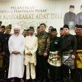 Sultan Deli (baju krem) berfoto bersama pengurus DPP Formad usai pelantikan di Amaliun Foodcourt.