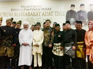 Sultan Deli (baju krem) berfoto bersama pengurus DPP Formad usai pelantikan di Amaliun Foodcourt.