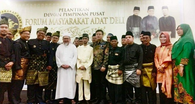 Sultan Deli (baju krem) berfoto bersama pengurus DPP Formad usai pelantikan di Amaliun Foodcourt.