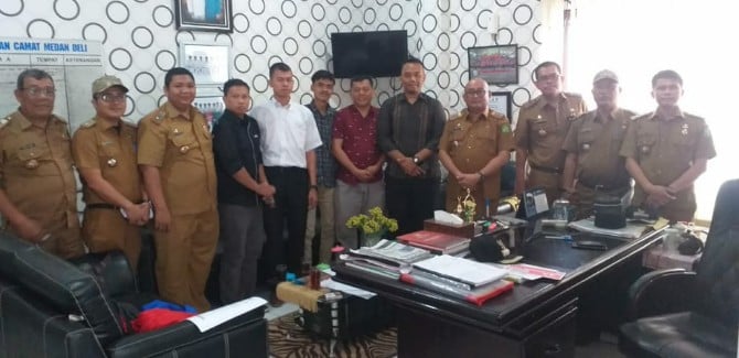 Camat Medan Deli, Fery Suhery saat menerima audiensi 5 anggota PPK Medan Deli di Kantor Kecamatan Medan Deli di Kantor Camat Medan Deli, Senin (2/3/2020).