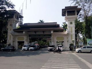 Pintu gerbang Lapangan Merdeka Medan yang terletak di Jalan Pulau Penang.