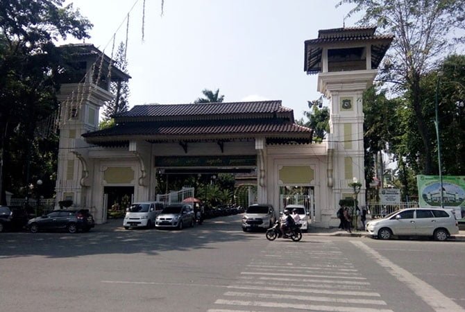 Pintu gerbang Lapangan Merdeka Medan yang terletak di Jalan Pulau Penang.