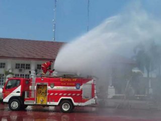 Pemkab Asahan, melalui Satpol PP melakukan penyemprotan desinfektan disejumlah jalan dan beberapa titik lokasi yang menjadi objek kerumunan massa.