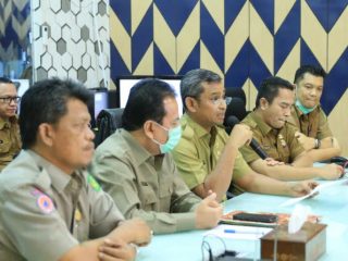 Sekda Kota Medan, Wiriya Alrahman memberikan laporan perkembangan penanganan virus corona (covid-19) di Kota Medan kepada Gubsu Edy Rahmayadi melalui Video Conference.