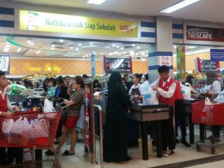 Virus Corona Menyebar, Warga Medan Padati Supermarket