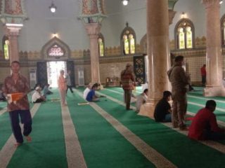 Suasana Masjid Raya Al Mashun Medan jelang salat Jumat, hari ini