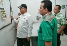 Plt Walikota Medan, Akhyar Nasution ketika mengunjungi Kantor Dinas Kesehatan Kota Medan, Jumat (20/3/2020).