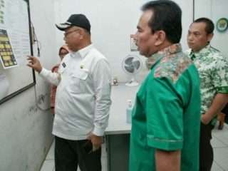 Plt Walikota Medan, Akhyar Nasution ketika mengunjungi Kantor Dinas Kesehatan Kota Medan, Jumat (20/3/2020).