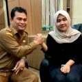 Kepala Dinas Kesehatan Sumut,Alwi Mujahit Hasibuan saat bersama Diza, mahasiswa Medan yang kuliah di Wuhan, China.