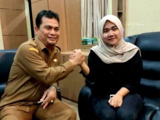 Kepala Dinas Kesehatan Sumut,Alwi Mujahit Hasibuan saat bersama Diza, mahasiswa Medan yang kuliah di Wuhan, China.