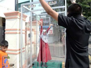 Dokter Paru Sebut Bilik Disinfektan tak Membunuh Virus, Malah Bikin Batuk