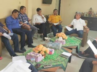 Ketua Umum KONI Sumut John Lubis di ruang kerjanya, Gedung KONI Sumut Jalan Medan Estate, Selasa (17/3/2020).