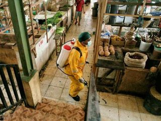 Pemko Medan melalui Badan Penanggulangan Bencana Daerah (BPBD) Kota Medan selaku Team Gugus Tugas Percepatan Penanganan COVID-19 melakukan penyemprotan cairan disinfektan di 21 pasar tradisional.