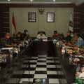 rapat terkait Corona Virus Disease 2019 (COVID-19) bersama Forkopimda dan OPD Kabupaten Asahan di Aula Mawar Kantor Bupati Asahan, Jum’at (27/3/2020).