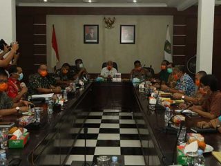 rapat terkait Corona Virus Disease 2019 (COVID-19) bersama Forkopimda dan OPD Kabupaten Asahan di Aula Mawar Kantor Bupati Asahan, Jum’at (27/3/2020).