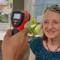 Salah satu pengunjung hotel sedang melakukan screening atau body heat check. (ist)