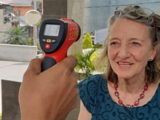 Salah satu pengunjung hotel sedang melakukan screening atau body heat check. (ist)