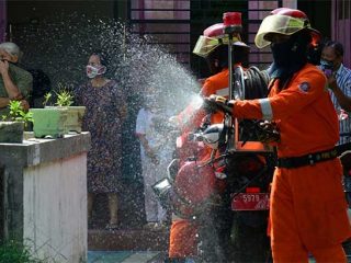 Petugas dari Pemkot Surabaya melakukan penyemprotan disinfektan di perkampungan yang Kota Surabaya. Ilustrasti (ist)