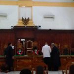 Majelis Hakim berdiskusi dengan pengacara, jaksa serta terdakwa dalam sidang lanjutan Dzulmi Eldin di Pengadilan Tipikor di PN Medan, Kamis (26/3/2020)