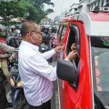 Plt Walikota Medan, Akhyar Nasution saat melakukan pembagian masker bersama wartawan di seputaran Lapangan Merdeka, Jumat (17/4/2020).