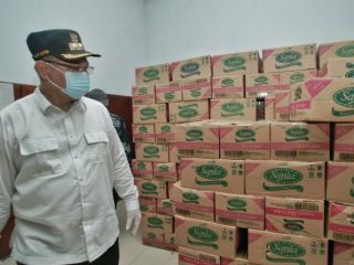 Plt Walikota Medan, Akhyar Nasution meninjau gudang penyimpanan bahan pokok untuk pasar murah di Jalan Persatuan STM, Medan Amplas, Kamis (23/4/2020).