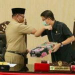 Rapat paripurna dibuka langsung Ketua DPRD Medan Hasyim. Usai membacakan LKPJ, Plt Walikota Medan, Akhyar Nasution menyerahkan lampiran nota pengantar kepada pimpinan rapat.