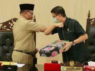 Rapat paripurna dibuka langsung Ketua DPRD Medan Hasyim. Usai membacakan LKPJ, Plt Walikota Medan, Akhyar Nasution menyerahkan lampiran nota pengantar kepada pimpinan rapat.