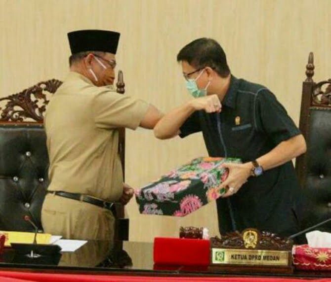 Rapat paripurna dibuka langsung Ketua DPRD Medan Hasyim. Usai membacakan LKPJ, Plt Walikota Medan, Akhyar Nasution menyerahkan lampiran nota pengantar kepada pimpinan rapat.