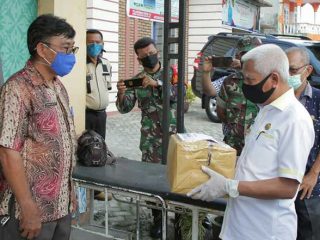 Bupati Asahan, Surya membagikan Alat Pelindung Diri kepada seluruh puskesmas yang ada di Kabupaten Asahan, Kamis (16/4/2020).