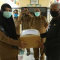 Bupati Asahan, Surya kembali menyalurkan bantuan alat pelindung diri (APD) dari Pemprovsu kepada 6 puskesmas, Senin (20/4/2020).