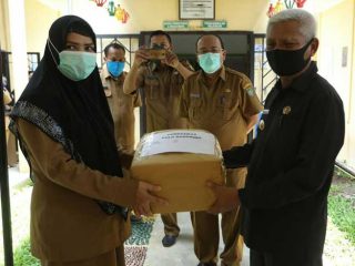 Bupati Asahan, Surya kembali menyalurkan bantuan alat pelindung diri (APD) dari Pemprovsu kepada 6 puskesmas, Senin (20/4/2020).