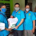 Prihatin mewabahnya Covid-19, Pengkot FORKI Medan salurkan ratusan paket makanan kepada 23 perguruan yang diserahkan langsung Ketua Umum Hasrul Benny Harahap SH MHum di kantornya Jalan Sei Galang Medan, Senin (20/4/2020).
