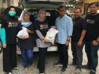 AEKI Berbagi akan diadakan secara reguler tiap Jumat selama pandemi Covid-19 dengan membagikan 100 paket bahan pokok berisi beras, gula, minyak dan kopi kepada masyarakat terdampak seperti, tukang becak, pemulung, ojek online dan lainnya. 