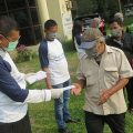 Ketua Umum IKA USU Komda Sumut Dr Ir HT Erry Nuradi, MSi menyerahkan bantuan untuk penarik becak, pengemudi ojol dan kaum dhuafa disekitar kampus USU sebagai kepedulian dampak Covid-19.
