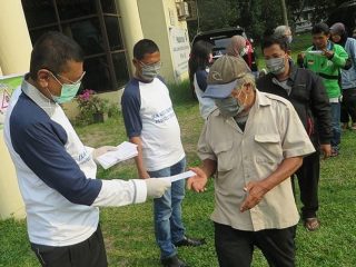 IKA- USU Bagikan Masker dan Uang Tunai Kepada Kaum Dhuafa