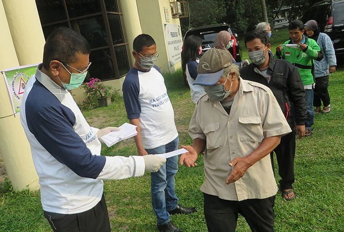Ketua Umum IKA USU Komda Sumut Dr Ir HT Erry Nuradi, MSi menyerahkan bantuan untuk penarik becak, pengemudi ojol dan kaum dhuafa disekitar kampus USU sebagai kepedulian dampak Covid-19.