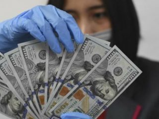 Kebijakan Pemerintah soal Covid-19 Meragukan, Rupiah Awal Bulan Melemah