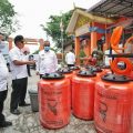 Plt Walikota Medan, Akhyar Nasution saat meninjau stok disinfektan di Kantor BPBD Kota Medan, Rabu (1/4/2020)