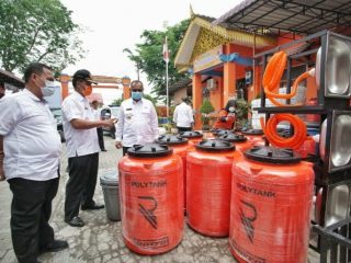 Plt Walikota Medan, Akhyar Nasution saat meninjau stok disinfektan di Kantor BPBD Kota Medan, Rabu (1/4/2020)