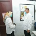 Plt Walikota Medan, Akhyar Nasution saat meninjau Posko Covid-19 di Kantor Dinas Kesehatan Kota Medan, Jalan Rotan, Rabu (1/4/2020)