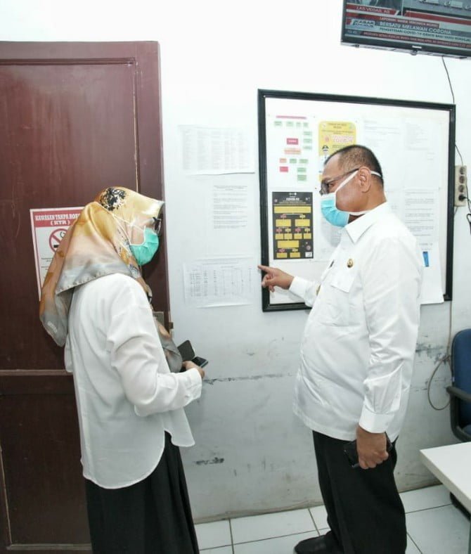 Plt Walikota Medan, Akhyar Nasution saat meninjau Posko Covid-19 di Kantor Dinas Kesehatan Kota Medan, Jalan Rotan, Rabu (1/4/2020)
