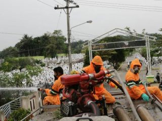 Penyemprotan Disinfektan dilakukan guna pencegahan penyebaran virus Corona atau Covid-19 di mulai dari TPU Simalingkar -B dan lainnya.
