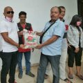 Ketua Pemersatu Wartawan Unit Pemko Medan M E Ginting serahkan bantuan kepada rekan wartawan.