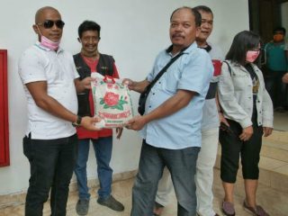 Ketua Pemersatu Wartawan Unit Pemko Medan M E Ginting serahkan bantuan kepada rekan wartawan.