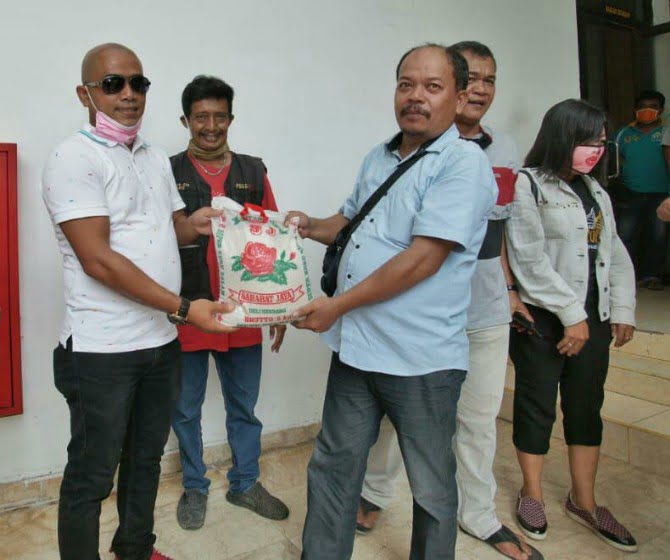 Ketua Pemersatu Wartawan Unit Pemko Medan M E Ginting serahkan bantuan kepada rekan wartawan.