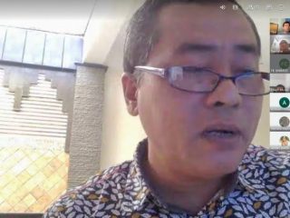 Prof. Indra Maipita, dekan Fakultas Ekonomi Unimed, saat membuka sidang skripsi secara daring (dalam jaringan) di jurusan manajemen FE Unimed, Senin (6/4/2020)