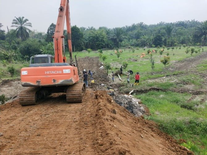 Pengerjaan akses masuk areal pemakaman khusus korban virus corona di Kelurahan Simalingkar - B, Kecamatan Medan Tuntungan.