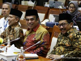 Menteri Agama Fachrul Razi menyampaikan beberapa skenario penyelenggaraan ibadah haji di tengah pandemi virus corona saat rapat kerja dengan DPR.